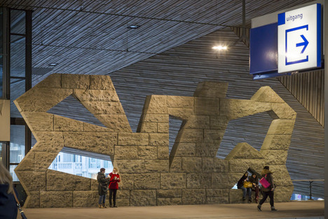Vidrio, aluminio, cemento y madera para la Rotterdam Centraal Station 
