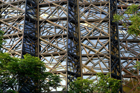 Wuzhen Theatre, de ladrillos, acero y vidrio, por Kris Yao
