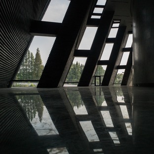 Wuzhen Theatre, de ladrillos, acero y vidrio, por Kris Yao
