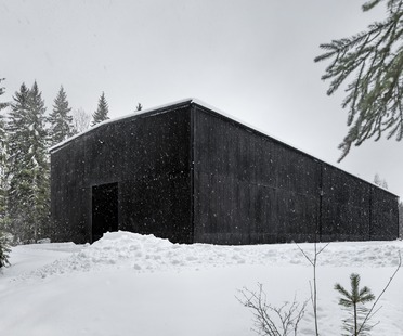 La destilería de cemento que parece de madera, por Avanto Architects
