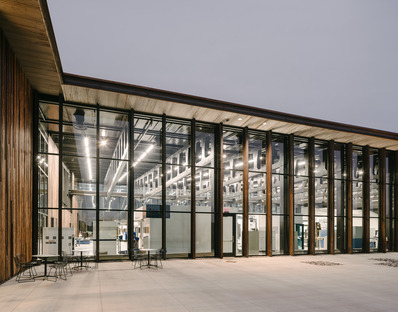 Smart Factory realizada en acero y madera carbonizada
