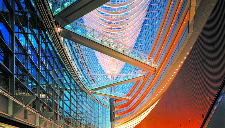 Arcos catenarios invertidos para el Tokyo International Forum, por Viñoly.
