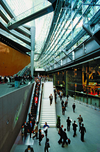 Arcos catenarios invertidos para el Tokyo International Forum, por Viñoly.
