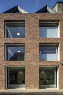 Techo estilo gambrel para las oficinas Ansdell, por Seilern Architects
