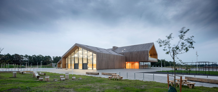 Una escuela de madera, por CF Møller
