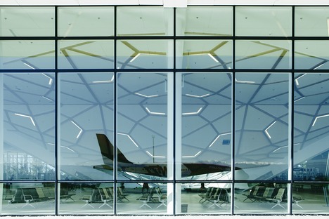 Aluminio, acero, vidrio y madera para el aeropuerto de Kutaisi, por UNSTUDIO
