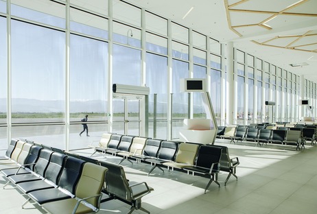 Aluminio, acero, vidrio y madera para el aeropuerto de Kutaisi, por UNSTUDIO
