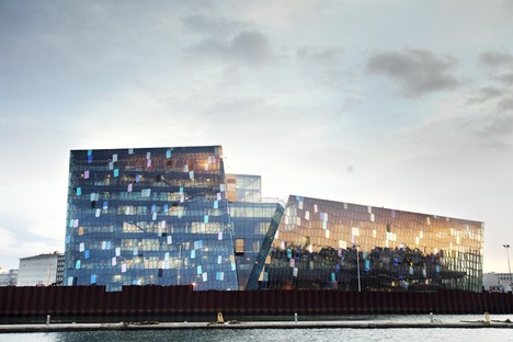 Fachada tridimensional de acero y cristal para el HARPA, por Reykjavik
