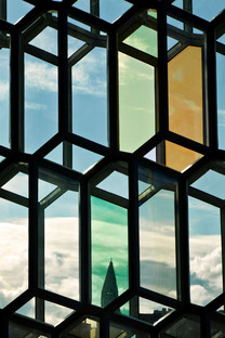 Fachada tridimensional de acero y cristal para el HARPA, por Reykjavik

