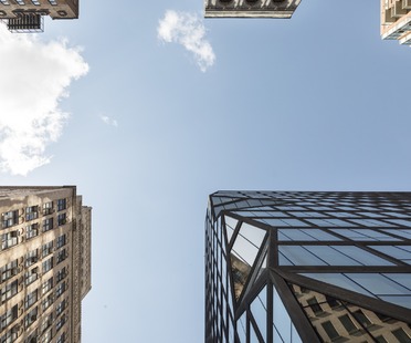 Edificio en Manhattan de cemento negro y vidrio, por OMA
