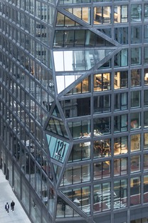 Edificio en Manhattan de cemento negro y vidrio, por OMA
