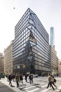 Edificio en Manhattan de cemento negro y vidrio, por OMA
