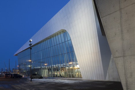 West Terminal, de acero y cemento, por PES Architects en Helsinki
