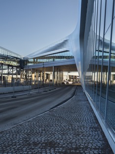 West Terminal, de acero y cemento, por PES Architects en Helsinki
