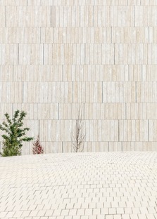 Colinas de cemento con forma de concha para la Karen Blixen Square, por COBE
