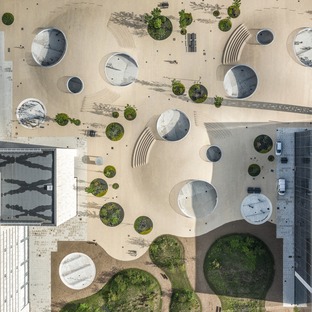 Colinas de cemento con forma de concha para la Karen Blixen Square, por COBE
