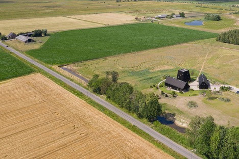 Una granja holandesa de aluminio y madera, por Mecanoo
