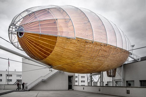 Gulliver, un Auditorio de madera, acero y plexiglás en Praga
