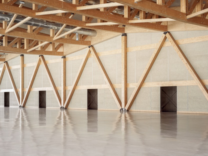 Centro de Congresos en Agordo de madera laminada y reticular
