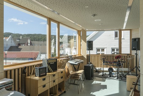 Flekkefjord Cultural Center, de madera y cemento armado
