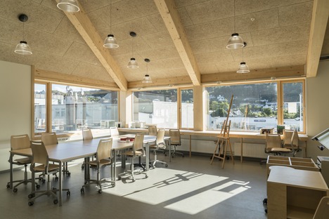 Flekkefjord Cultural Center, de madera y cemento armado
