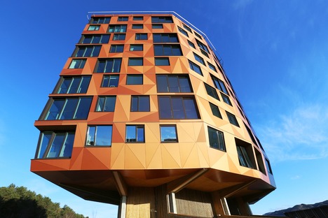 Torres de cemento, madera y aluminio, por Helen & Hard Architects
