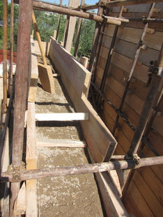 Forest building de madera laminada, tierra y cemento, por TAO
