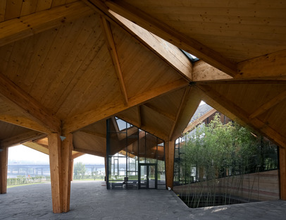 Forest building de madera laminada, tierra y cemento, por TAO
