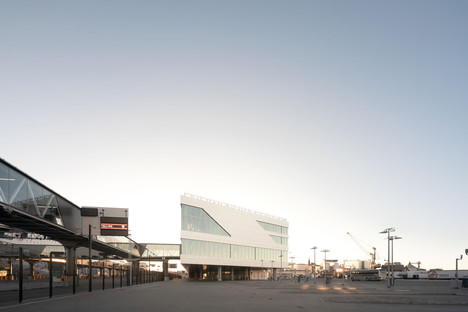 Värtaterminalen, por C.F. Møller Architects, de acero y vidrio
