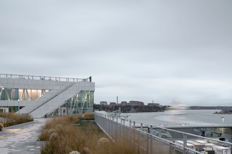 Värtaterminalen, por C.F. Møller Architects, de acero y vidrio
