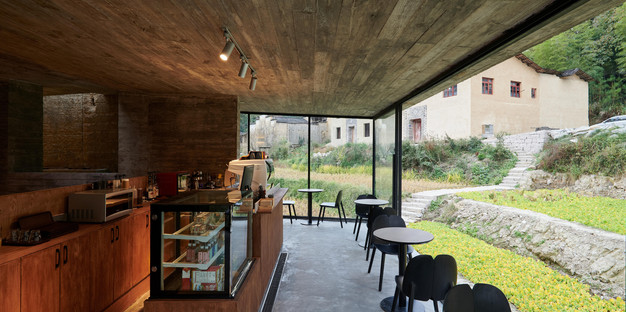 Casa reestructurada y transformada en una librería, con cemento y acero, por TAO Architects
