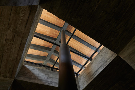 Casa reestructurada y transformada en una librería, con cemento y acero, por TAO Architects
