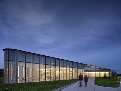 Fachada de vidrio con elementos fotosensibles para la biblioteca Springdale de RDHA