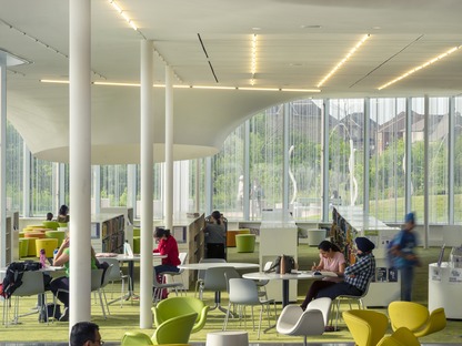 Fachada de vidrio con elementos fotosensibles para la biblioteca Springdale de RDHA