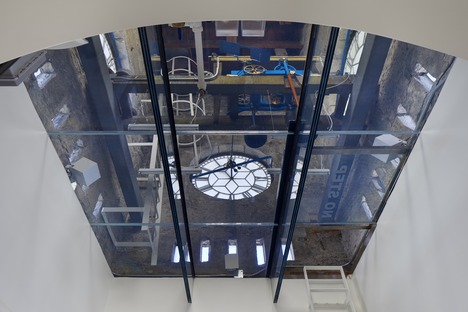 Reestructuración con acero y vidrio para la biblioteca sin libros, por RDHA
