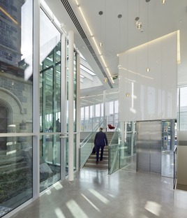 Reestructuración con acero y vidrio para la biblioteca sin libros, por RDHA
