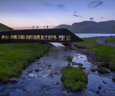 Un Ayuntamiento a modo de puente sobre el río, realizado por Henning Larsen con cemento y madera
