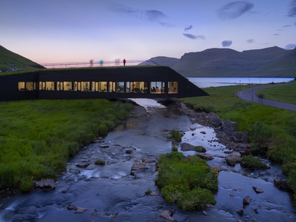 Un Ayuntamiento a modo de puente sobre el río, realizado por Henning Larsen con cemento y madera
