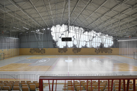 Una estructura de armadura para el centro deportivo de Podčetrtek, por Enota
