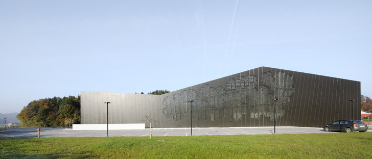 Una estructura de armadura para el centro deportivo de Podčetrtek, por Enota

