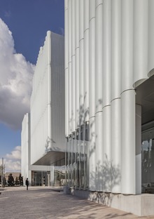 Museo Nancy y Rich Kinder, con fachada de vidrio y acrílico multicapas
