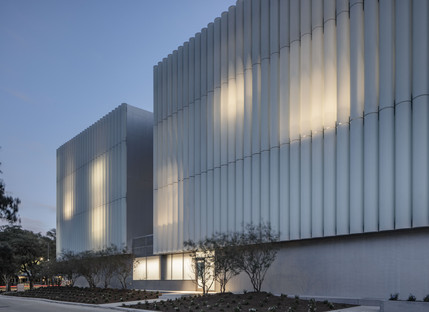 Museo Nancy y Rich Kinder, con fachada de vidrio y acrílico multicapas
