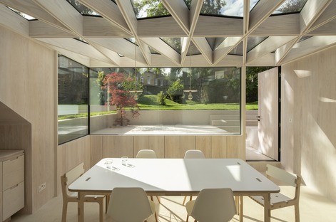 Una joya de madera y vidrio en un jardín, por Tsuruta Architects
