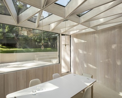 Una joya de madera y vidrio en un jardín, por Tsuruta Architects
