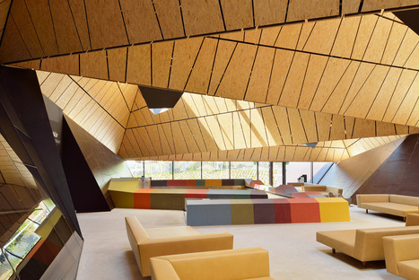 Piscina cubierta con estructura de acero y aluminio, por Enota architects
