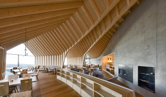 Refugio Oberholz de cemento y madera, por Peter Pichler
