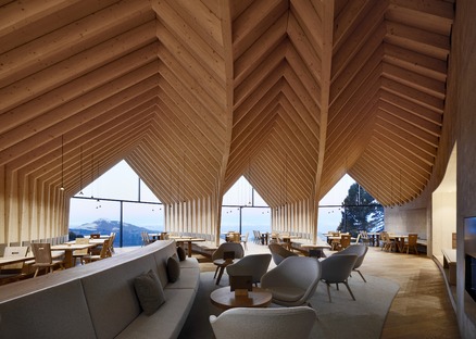 Refugio Oberholz de cemento y madera, por Peter Pichler
