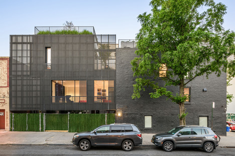 Una arquitectura con fachada de zinc, por Young Projects, en Nueva York
