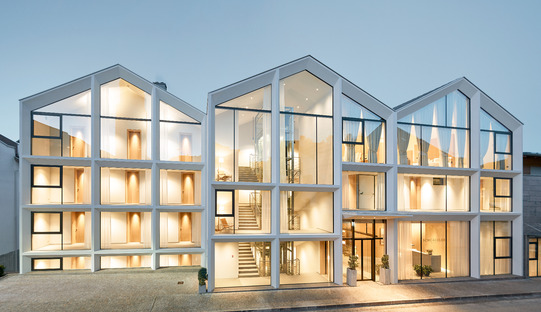 Reestructuración de un hotel con cemento, madera y vidrio, por Peter Pichler
