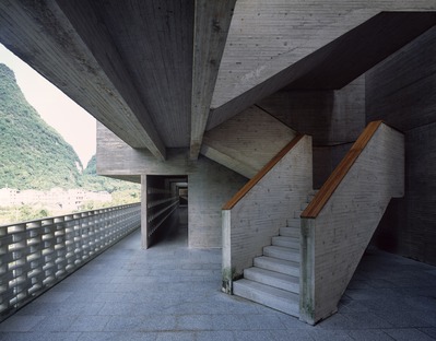 Un edificio de cemento y de bloques de cemento, por Vector Architects
